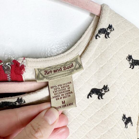 Art and Soul Dog Animal Print Long Sleeve Top Shirt Size Medium Exposed Back Zip - Picture 3 of 9